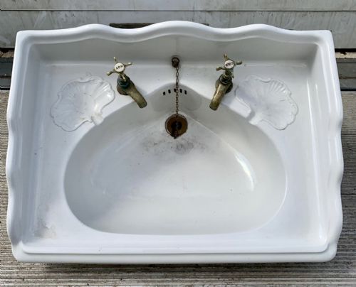 VICTORIAN BASIN WITH SHELL SHAPED SOAP DISHES AND ON CAST IRON BRACKET - ADDITIONAL PHOTO 1