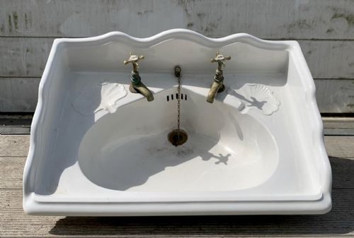 VICTORIAN BASIN WITH SHELL SHAPED SOAP DISHES AND ON CAST IRON BRACKET - ADDITIONAL PHOTO 2