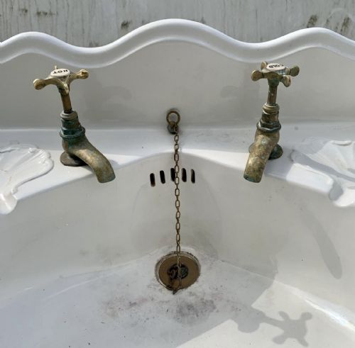 VICTORIAN BASIN WITH SHELL SHAPED SOAP DISHES AND ON CAST IRON BRACKET - ADDITIONAL PHOTO 3