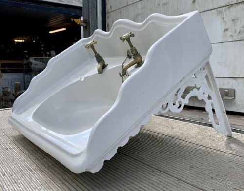 VICTORIAN BASIN WITH SHELL SHAPED SOAP DISHES AND ON CAST IRON BRACKET - ADDITIONAL PHOTO 4