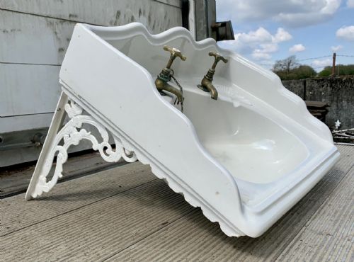 VICTORIAN BASIN WITH SHELL SHAPED SOAP DISHES AND ON CAST IRON BRACKET - ADDITIONAL PHOTO 5