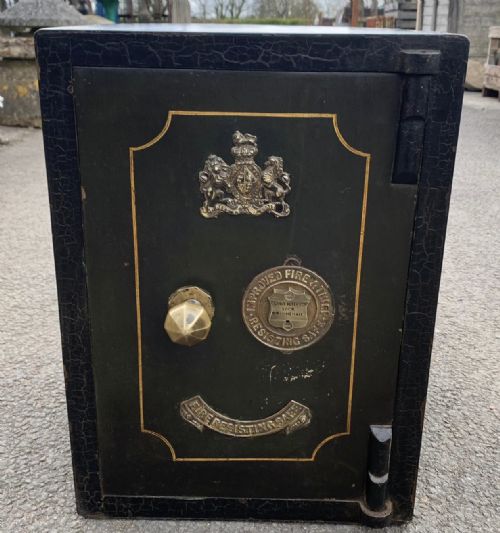 CIRCA 1920 SAFE IN ORIGINAL PAINT COMPLETE WITH KEYS FOR DOOR AND INTERNAL DRAWER - ADDITIONAL PHOTO 1