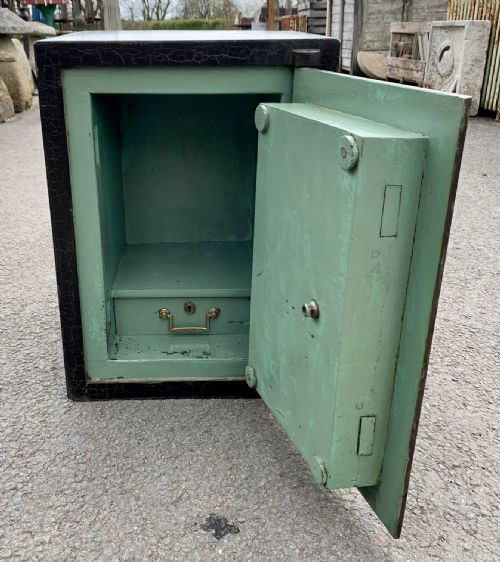CIRCA 1920 SAFE IN ORIGINAL PAINT COMPLETE WITH KEYS FOR DOOR AND INTERNAL DRAWER - ADDITIONAL PHOTO 4