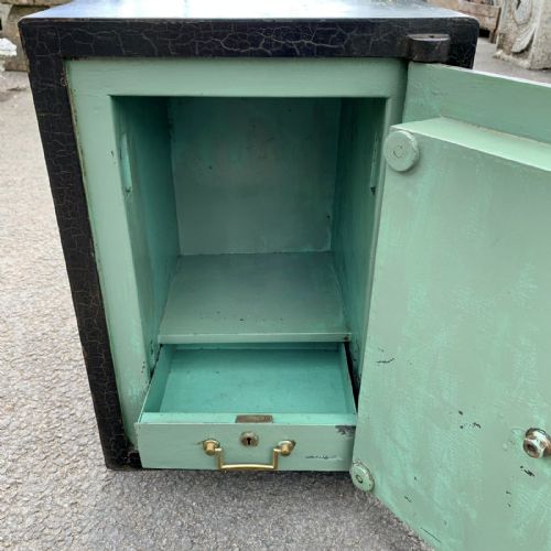 CIRCA 1920 SAFE IN ORIGINAL PAINT COMPLETE WITH KEYS FOR DOOR AND INTERNAL DRAWER - ADDITIONAL PHOTO 5