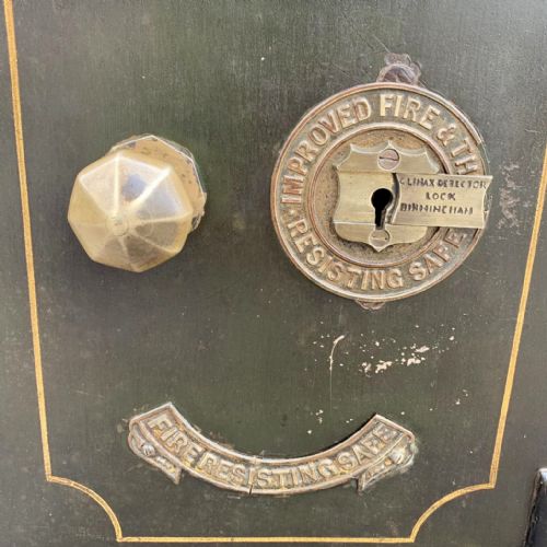 CIRCA 1920 SAFE IN ORIGINAL PAINT COMPLETE WITH KEYS FOR DOOR AND INTERNAL DRAWER - ADDITIONAL PHOTO 7