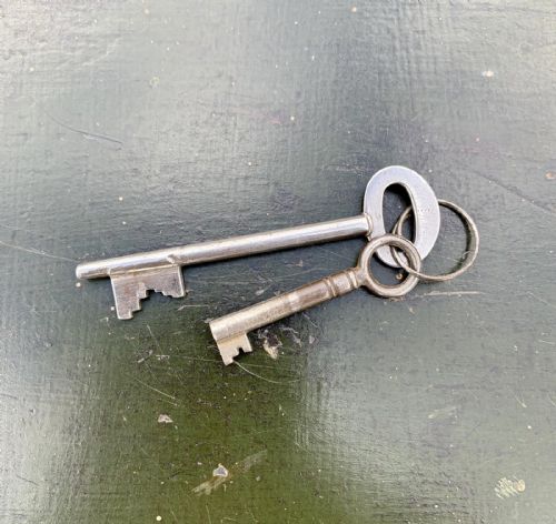 CIRCA 1920 SAFE IN ORIGINAL PAINT COMPLETE WITH KEYS FOR DOOR AND INTERNAL DRAWER - ADDITIONAL PHOTO 12