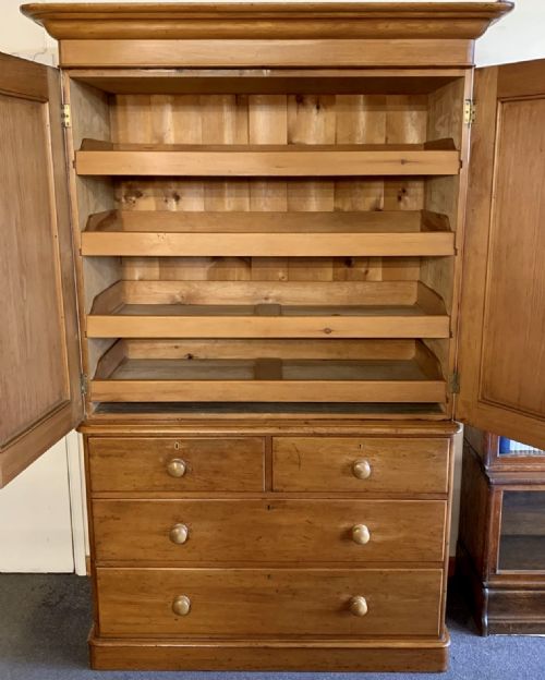 VICTORIAN PINE LINEN PRESS COMPLETE WITH KEY - ADDITIONAL PHOTO 2