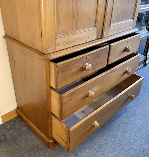VICTORIAN PINE LINEN PRESS COMPLETE WITH KEY - ADDITIONAL PHOTO 9