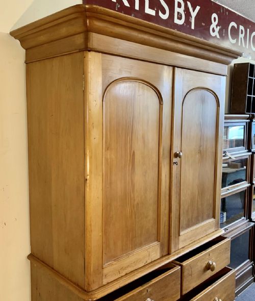 VICTORIAN PINE LINEN PRESS COMPLETE WITH KEY - ADDITIONAL PHOTO 10