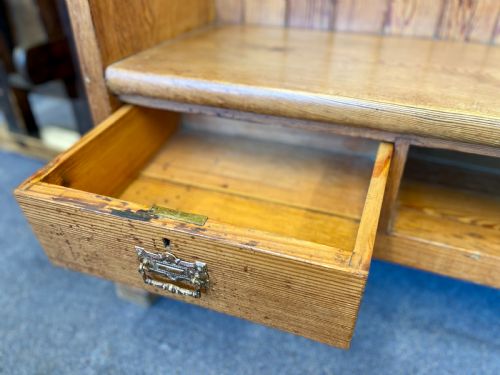 1920'S PINE BOW BACK SETTLE WITH 2 DRAWERS - ADDITIONAL PHOTO 7