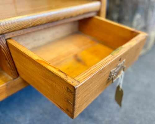 1920'S PINE BOW BACK SETTLE WITH 2 DRAWERS - ADDITIONAL PHOTO 9