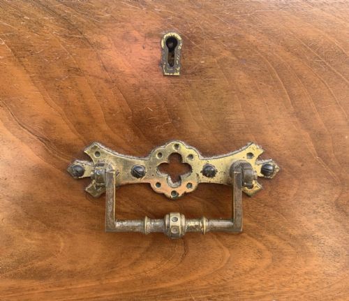 VICTORIAN MAHOGANY CHEST OF DRAWERS WITH ORIGINAL BRASS GOTHIC DROP HANDLES - ADDITIONAL PHOTO 6