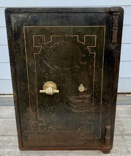 CIRCA 1920 SAFE IN ORIGINAL WELL WORN PAINT AND WITH KEYS FOR EXTERNAL AND INTERNAL LOCKS - ADDITIONAL PHOTO 1