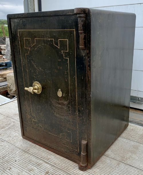 CIRCA 1920 SAFE IN ORIGINAL WELL WORN PAINT AND WITH KEYS FOR EXTERNAL AND INTERNAL LOCKS - ADDITIONAL PHOTO 3