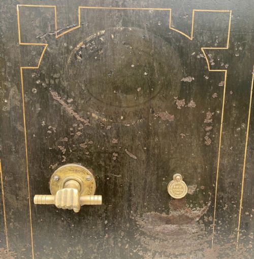 CIRCA 1920 SAFE IN ORIGINAL WELL WORN PAINT AND WITH KEYS FOR EXTERNAL AND INTERNAL LOCKS - ADDITIONAL PHOTO 4