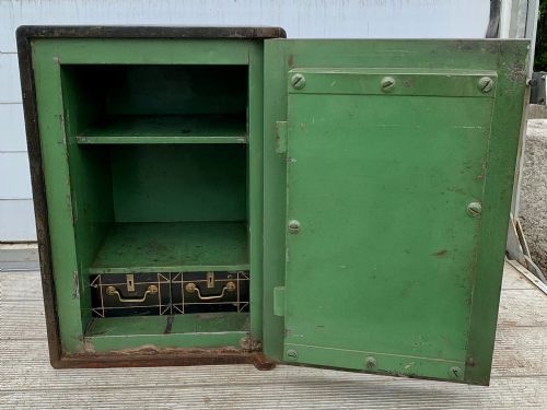 CIRCA 1920 SAFE IN ORIGINAL WELL WORN PAINT AND WITH KEYS FOR EXTERNAL AND INTERNAL LOCKS - ADDITIONAL PHOTO 5