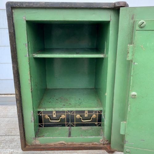 CIRCA 1920 SAFE IN ORIGINAL WELL WORN PAINT AND WITH KEYS FOR EXTERNAL AND INTERNAL LOCKS - ADDITIONAL PHOTO 6
