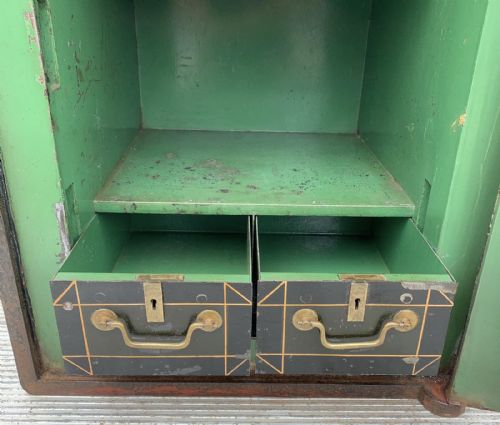 CIRCA 1920 SAFE IN ORIGINAL WELL WORN PAINT AND WITH KEYS FOR EXTERNAL AND INTERNAL LOCKS - ADDITIONAL PHOTO 7