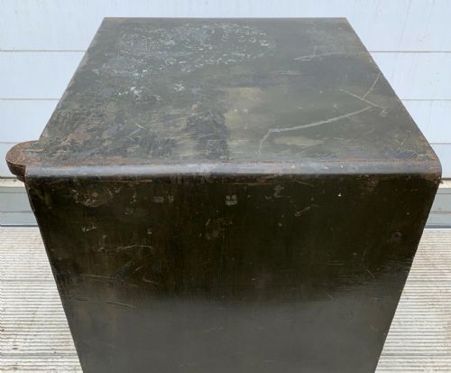 CIRCA 1920 SAFE IN ORIGINAL WELL WORN PAINT AND WITH KEYS FOR EXTERNAL AND INTERNAL LOCKS - ADDITIONAL PHOTO 8