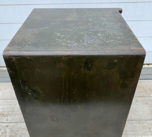 CIRCA 1920 SAFE IN ORIGINAL WELL WORN PAINT AND WITH KEYS FOR EXTERNAL AND INTERNAL LOCKS - ADDITIONAL PHOTO 9