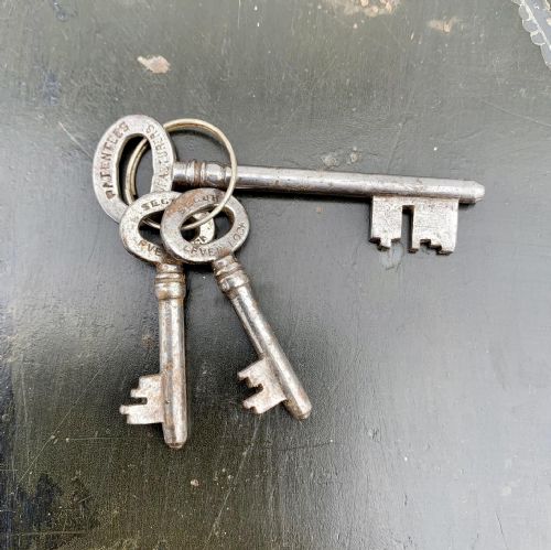 CIRCA 1920 SAFE IN ORIGINAL WELL WORN PAINT AND WITH KEYS FOR EXTERNAL AND INTERNAL LOCKS - ADDITIONAL PHOTO 14