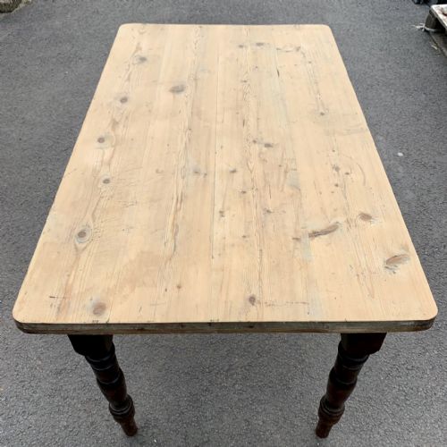 VICTORIAN PINE SCRUB TOP TABLE ON TURNED LEGS AND WITH SINGLE END DRAWER - ADDITIONAL PHOTO 2