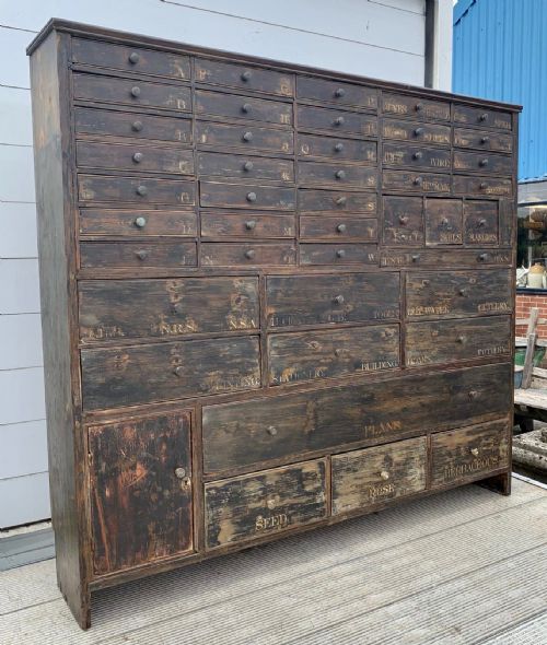 19TH CENTURY PINE BANK OF 43 DRAWERS AND 1 CUPBOARD IN ORIGINAL FINISH - ADDITIONAL PHOTO 2
