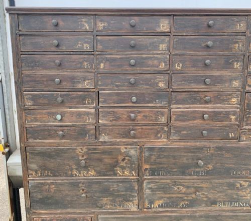 19TH CENTURY PINE BANK OF 43 DRAWERS AND 1 CUPBOARD IN ORIGINAL FINISH - ADDITIONAL PHOTO 4