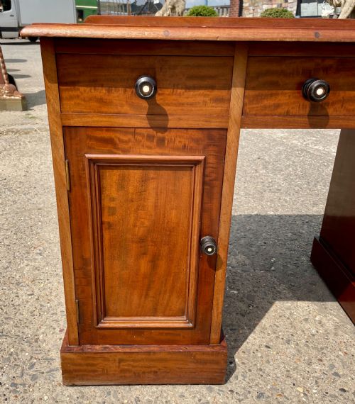 LATE VICTORIAN MAHOGANY KNEEHOLE DESK - ADDITIONAL PHOTO 4