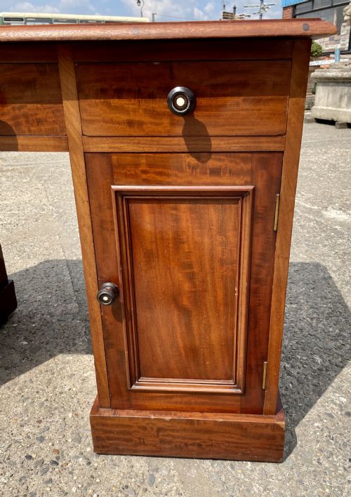 LATE VICTORIAN MAHOGANY KNEEHOLE DESK - ADDITIONAL PHOTO 6