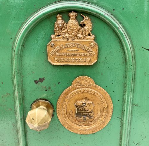 CIRCA 1900 JOHN JOSEPH TAUNTON SAFE COMPLETE WITH KEYS - ADDITIONAL PHOTO 6