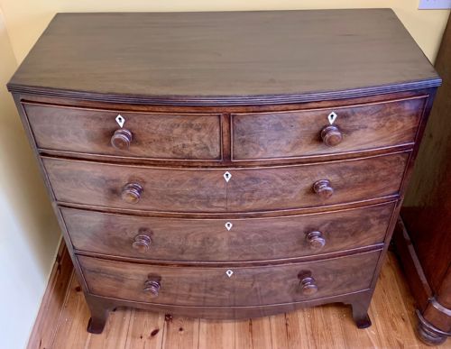 EARLY VICTORIAN MAHOGANY BOW FRONT CHEST OF DRAWERS WITH ORIGINAL TURNED KNOBS AND IVORY INSET ESCUTCHEONS - ADDITIONAL PHOTO 1