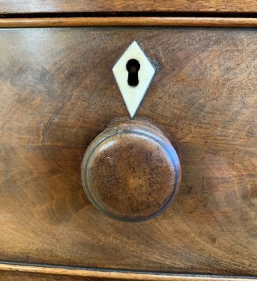 EARLY VICTORIAN MAHOGANY BOW FRONT CHEST OF DRAWERS WITH ORIGINAL TURNED KNOBS AND IVORY INSET ESCUTCHEONS - ADDITIONAL PHOTO 2