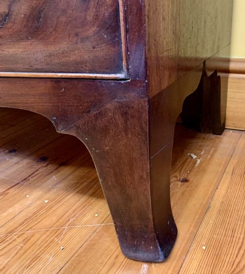 EARLY VICTORIAN MAHOGANY BOW FRONT CHEST OF DRAWERS WITH ORIGINAL TURNED KNOBS AND IVORY INSET ESCUTCHEONS - ADDITIONAL PHOTO 3