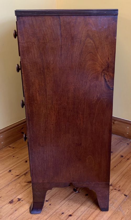 EARLY VICTORIAN MAHOGANY BOW FRONT CHEST OF DRAWERS WITH ORIGINAL TURNED KNOBS AND IVORY INSET ESCUTCHEONS - ADDITIONAL PHOTO 4