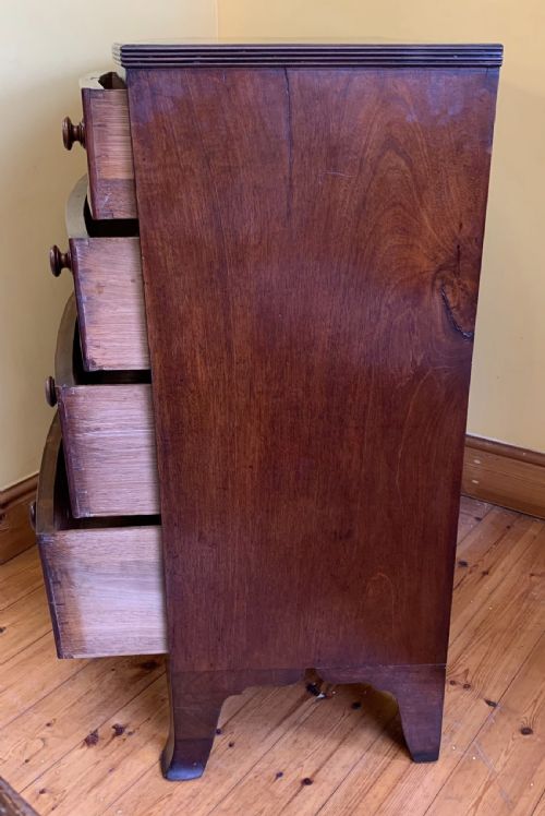 EARLY VICTORIAN MAHOGANY BOW FRONT CHEST OF DRAWERS WITH ORIGINAL TURNED KNOBS AND IVORY INSET ESCUTCHEONS - ADDITIONAL PHOTO 5