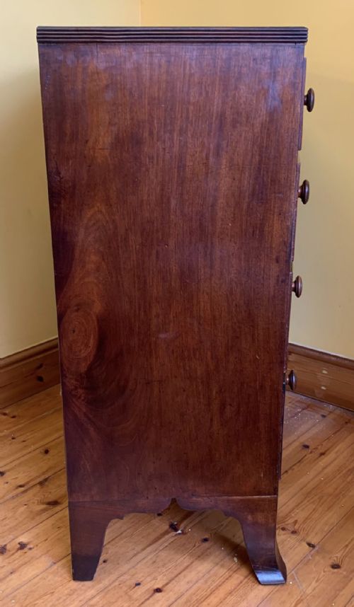 EARLY VICTORIAN MAHOGANY BOW FRONT CHEST OF DRAWERS WITH ORIGINAL TURNED KNOBS AND IVORY INSET ESCUTCHEONS - ADDITIONAL PHOTO 6
