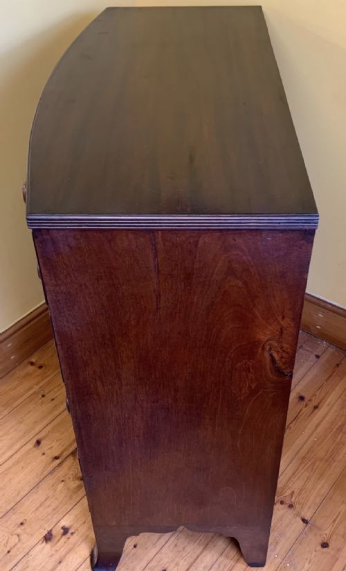 EARLY VICTORIAN MAHOGANY BOW FRONT CHEST OF DRAWERS WITH ORIGINAL TURNED KNOBS AND IVORY INSET ESCUTCHEONS - ADDITIONAL PHOTO 7