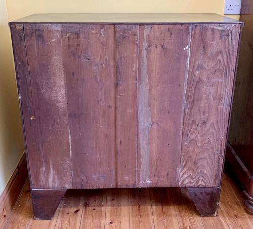 EARLY VICTORIAN MAHOGANY BOW FRONT CHEST OF DRAWERS WITH ORIGINAL TURNED KNOBS AND IVORY INSET ESCUTCHEONS - ADDITIONAL PHOTO 8