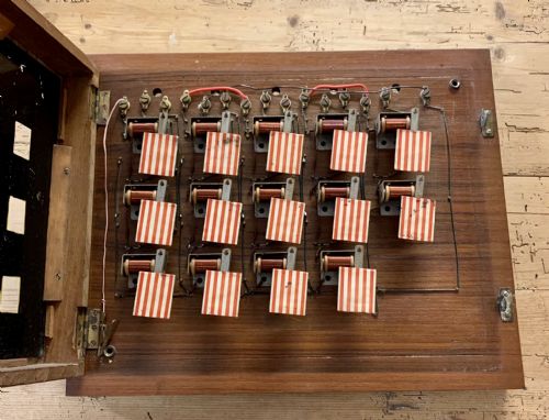 VICTORIAN SERVANTS BELL BOX IN MAHOGANY CASE - ADDITIONAL PHOTO 3