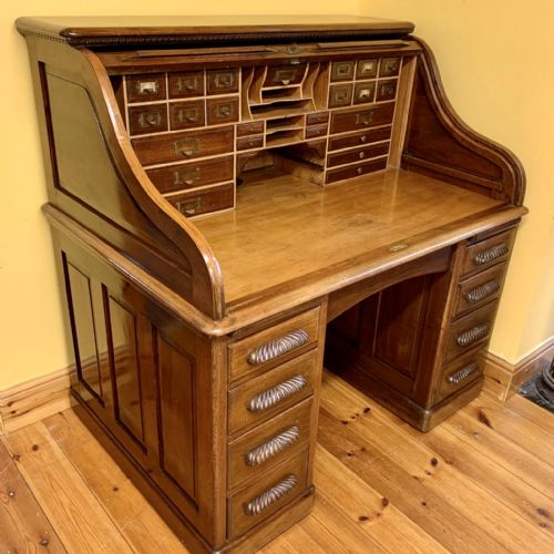 1920'S MAHOGANY ROLL TOP TWIN PEDESTAL DESK COMPLETE WITH ORIGINAL LOCK AND KEY - ADDITIONAL PHOTO 2