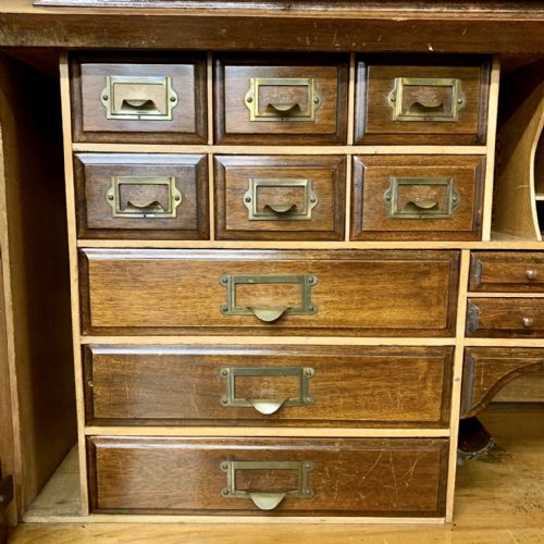 1920'S MAHOGANY ROLL TOP TWIN PEDESTAL DESK COMPLETE WITH ORIGINAL LOCK AND KEY - ADDITIONAL PHOTO 4