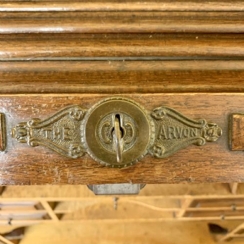 1920'S MAHOGANY ROLL TOP TWIN PEDESTAL DESK COMPLETE WITH ORIGINAL LOCK AND KEY - ADDITIONAL PHOTO 9