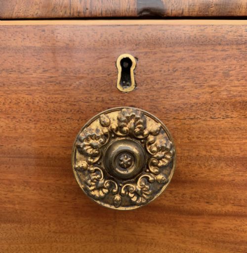 GEORGIAN MAHOGANY CHEST OF DRAWERS WITH BOXWOOD INLAY ORIGINAL BRASS HANDLES AND BRACKET FEET - ADDITIONAL PHOTO 6