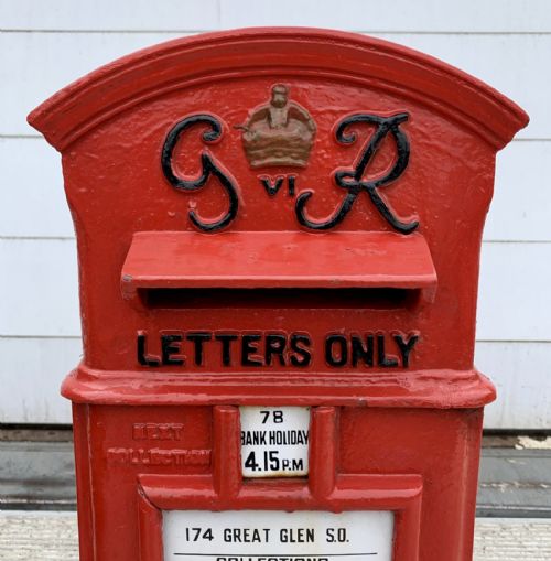 AN ORIGINAL GEORGE VI CAST IRON POST BOX WITH ORIGINAL ENAMEL COLLECTION PLATE - ADDITIONAL PHOTO 1