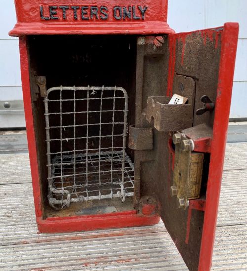 AN ORIGINAL GEORGE VI CAST IRON POST BOX WITH ORIGINAL ENAMEL COLLECTION PLATE - ADDITIONAL PHOTO 3