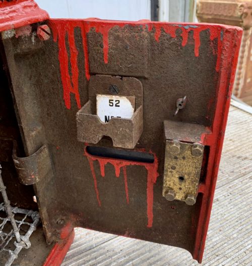 AN ORIGINAL GEORGE VI CAST IRON POST BOX WITH ORIGINAL ENAMEL COLLECTION PLATE - ADDITIONAL PHOTO 4