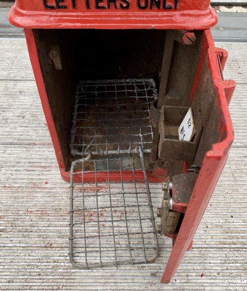 AN ORIGINAL GEORGE VI CAST IRON POST BOX WITH ORIGINAL ENAMEL COLLECTION PLATE - ADDITIONAL PHOTO 5