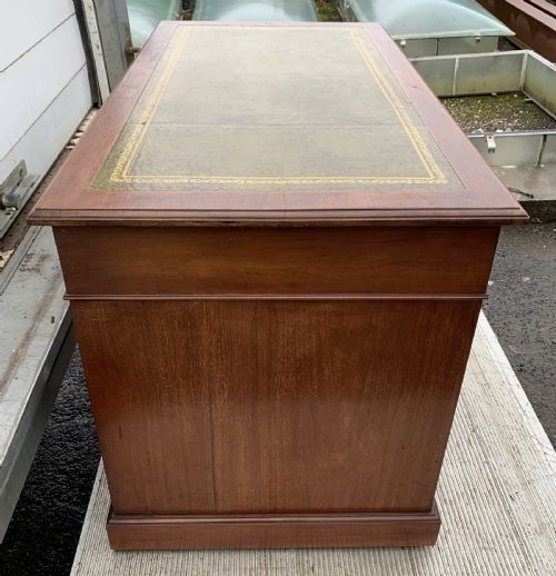 EDWARDIAN MAHOGANY KNEEHOLE DESK WITH REPLACEMENT GREEN LEATHER - ADDITIONAL PHOTO 2