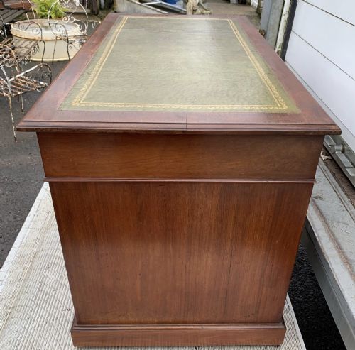 EDWARDIAN MAHOGANY KNEEHOLE DESK WITH REPLACEMENT GREEN LEATHER - ADDITIONAL PHOTO 3